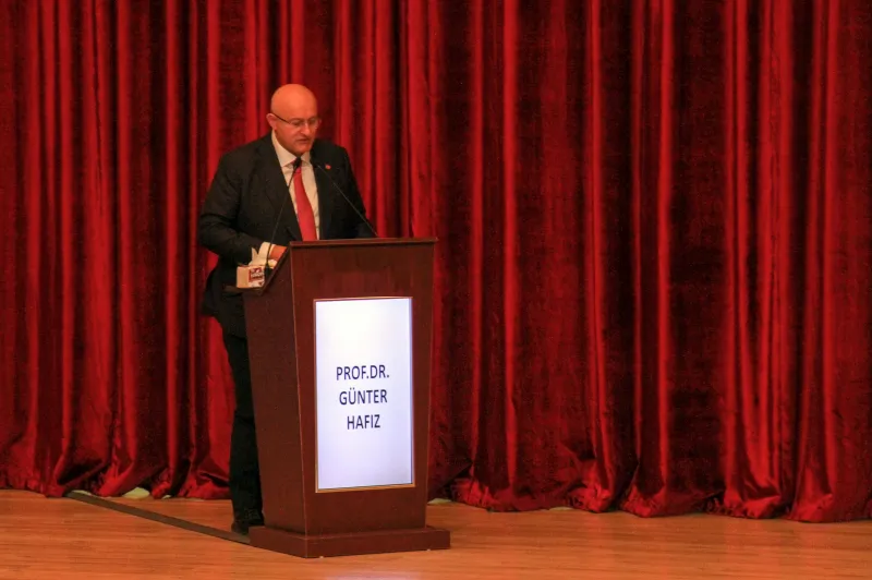 Bir üniversite kongresinde kürsüde konuşan Prof. Dr. Günter Hafız