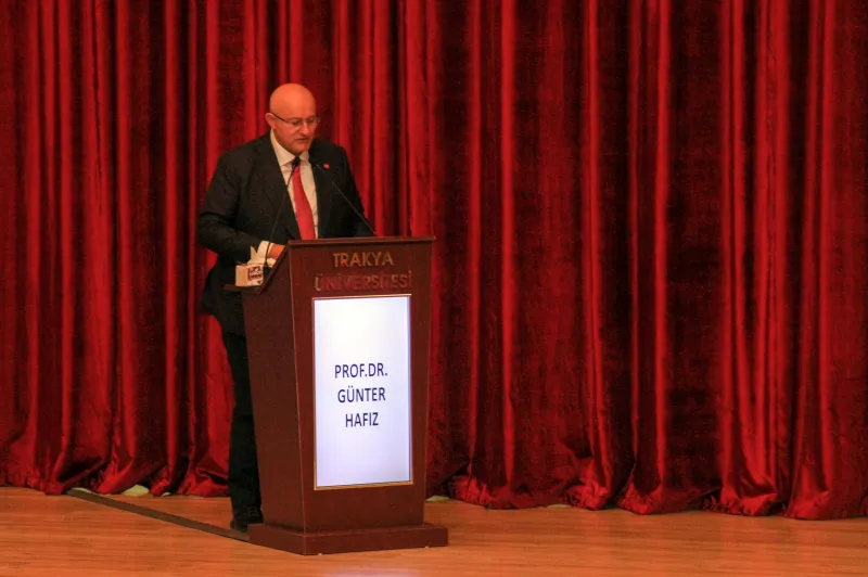Bir üniversite kongresinde kürsüde konuşan Prof. Dr. Günter Hafız